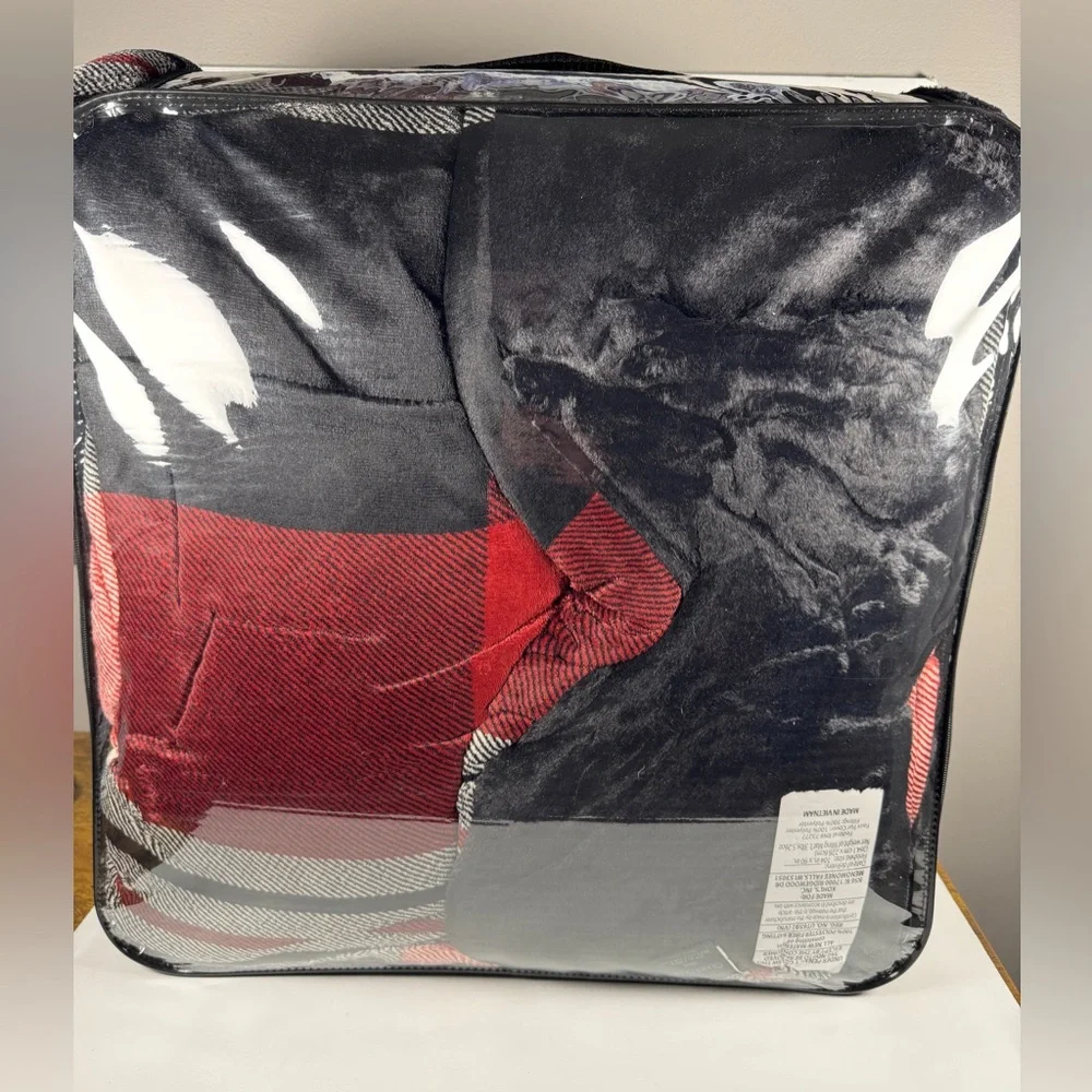 New Cuddl Duds King size Cozy Soft comforter Red/Black Plaid faux fur